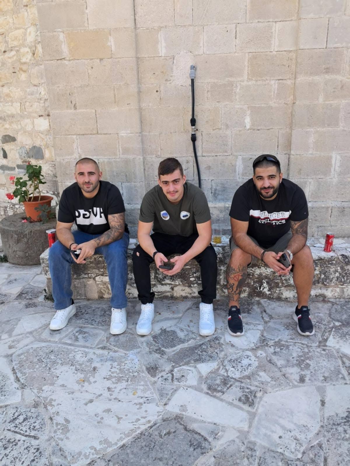 Μέλη καθισμένα σε πέτρινο πεζούλι στο χωριό