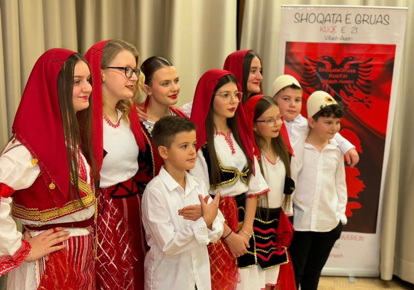 Të rinj me veshje tradicionale shqiptare